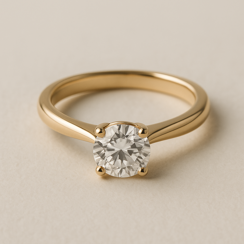 Anillo solitario de oro sobre fondo crema